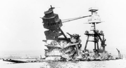 Wypalony wrak pancernika Arizona po ataku japońskim. Grudzień 1941.