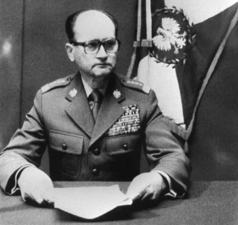 Gen. W. Jaruzelski ogłasza w telewizji wprowadzenie stanu wojennego.